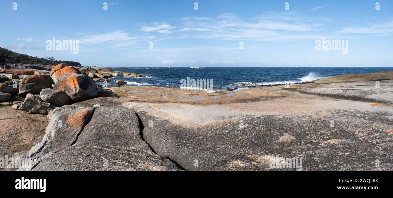Roches granitiques orangées dans la Bay of Fires sur la côte nord-est de la Tasmanie en Australie. Vue panoramique Banque D'Images