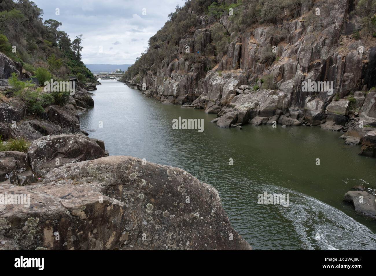 Cataract gorge, dans la partie inférieure de la rivière South Esk à Launceston, Tasmanie, avec le pont Cataract gorge à l'arrière. Attraction touristique Banque D'Images