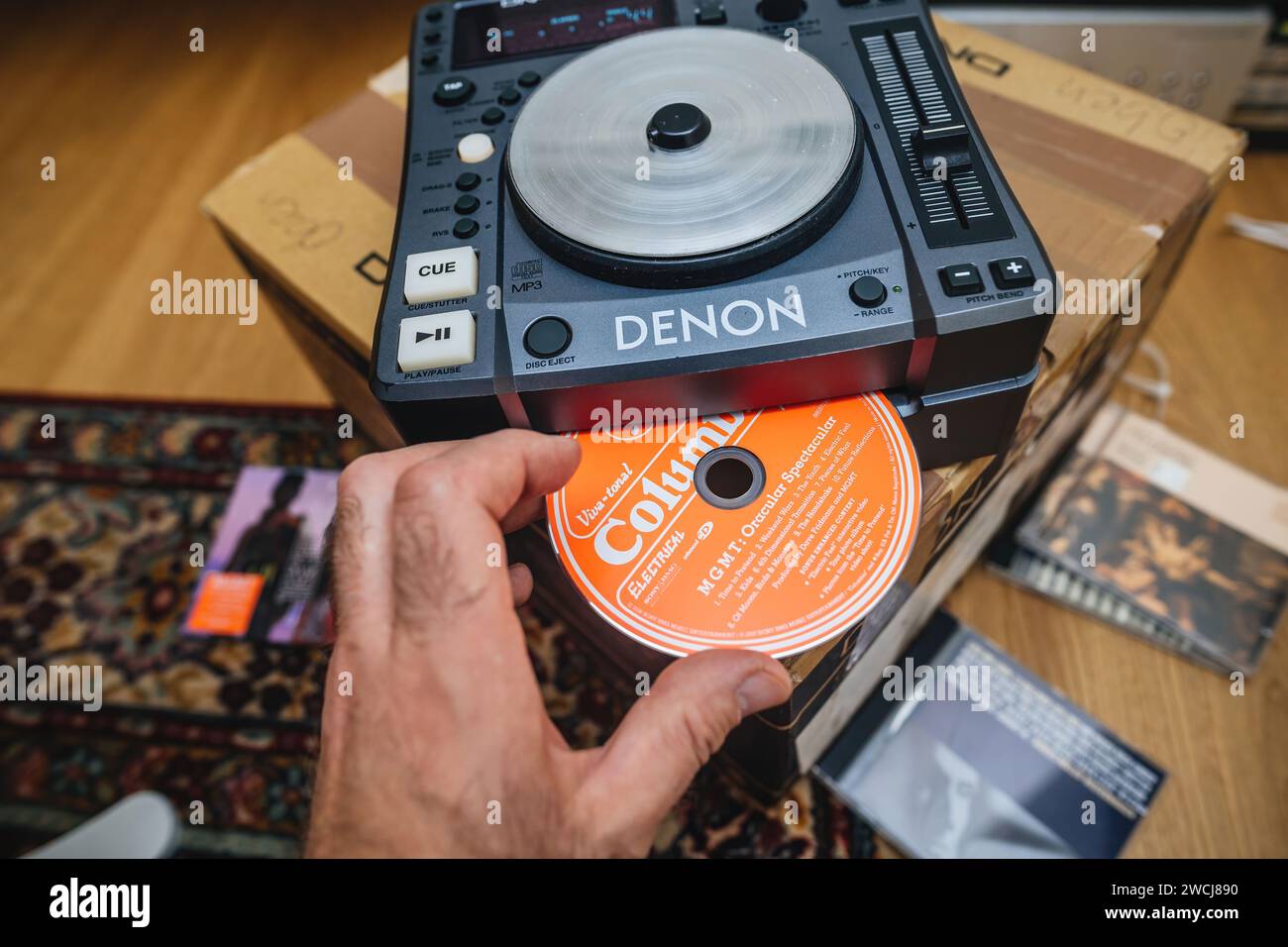 Paris, France - Oct 24, 2023:Paris, France - Oct 24, 2023 : Regardez le CD de MGMT Oracular Spectacular Spectacular est inséré en douceur dans l'équipement de mixage Denon DJ, donnant vie à la musique pour votre fête. Banque D'Images