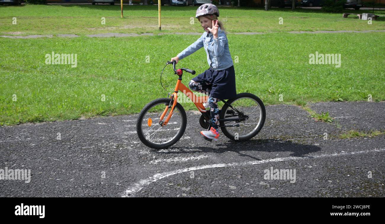 un petit enfant sur un vélo. Banque D'Images