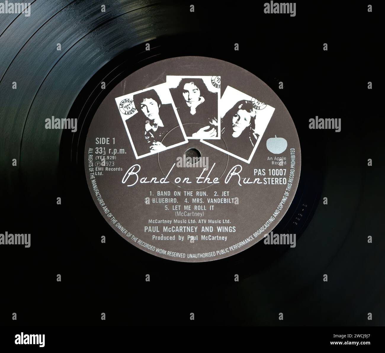Photo gros plan d'une étiquette centrale sur un pressage original de 1973 d'un long disque vinyle LP Band on the Run album de Paul McCartney et Wings Banque D'Images