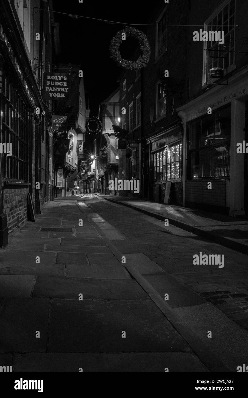 The Shambles by Night, une ancienne rue pavée au cœur de York, Angleterre. Octobre 2023 Banque D'Images