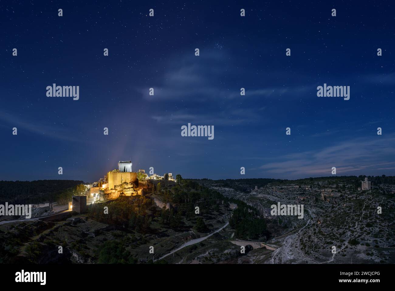 Paysage nocturne de la ville médiévale d'Alarcon avec son château et le Parador Nacional au sommet de la montagne, Cuenca, Espagne. Banque D'Images