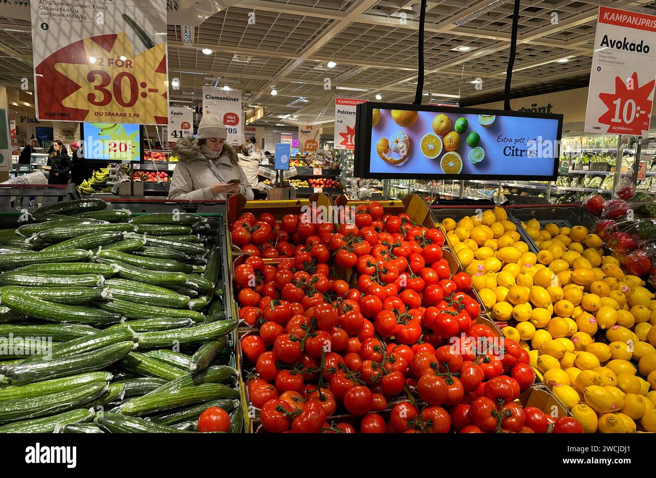 Stockholm, Suède. 16 janvier 2024. Un citoyen visite un supermarché à Stockholm, en Suède, le 16 janvier 2024. Le taux d'inflation en glissement annuel en Suède a ralenti à 4,4 pour cent en décembre, contre 5,8 pour cent en novembre, a déclaré lundi Statistics Sweden (SCB). Crédit : Fu Yiming/Xinhua/Alamy Live News Banque D'Images