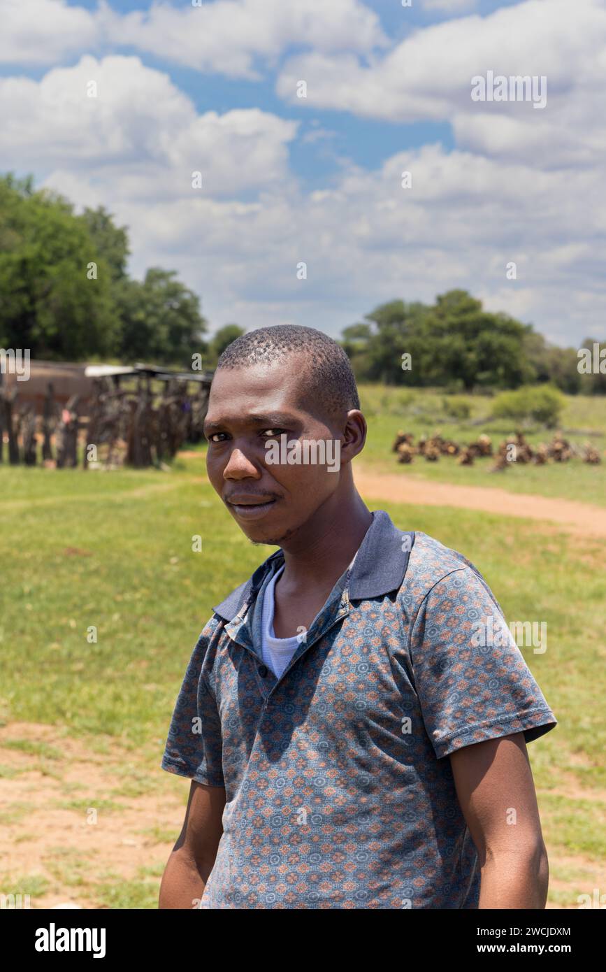 portrait jeune homme africain dans le village, maison en arrière-plan Banque D'Images