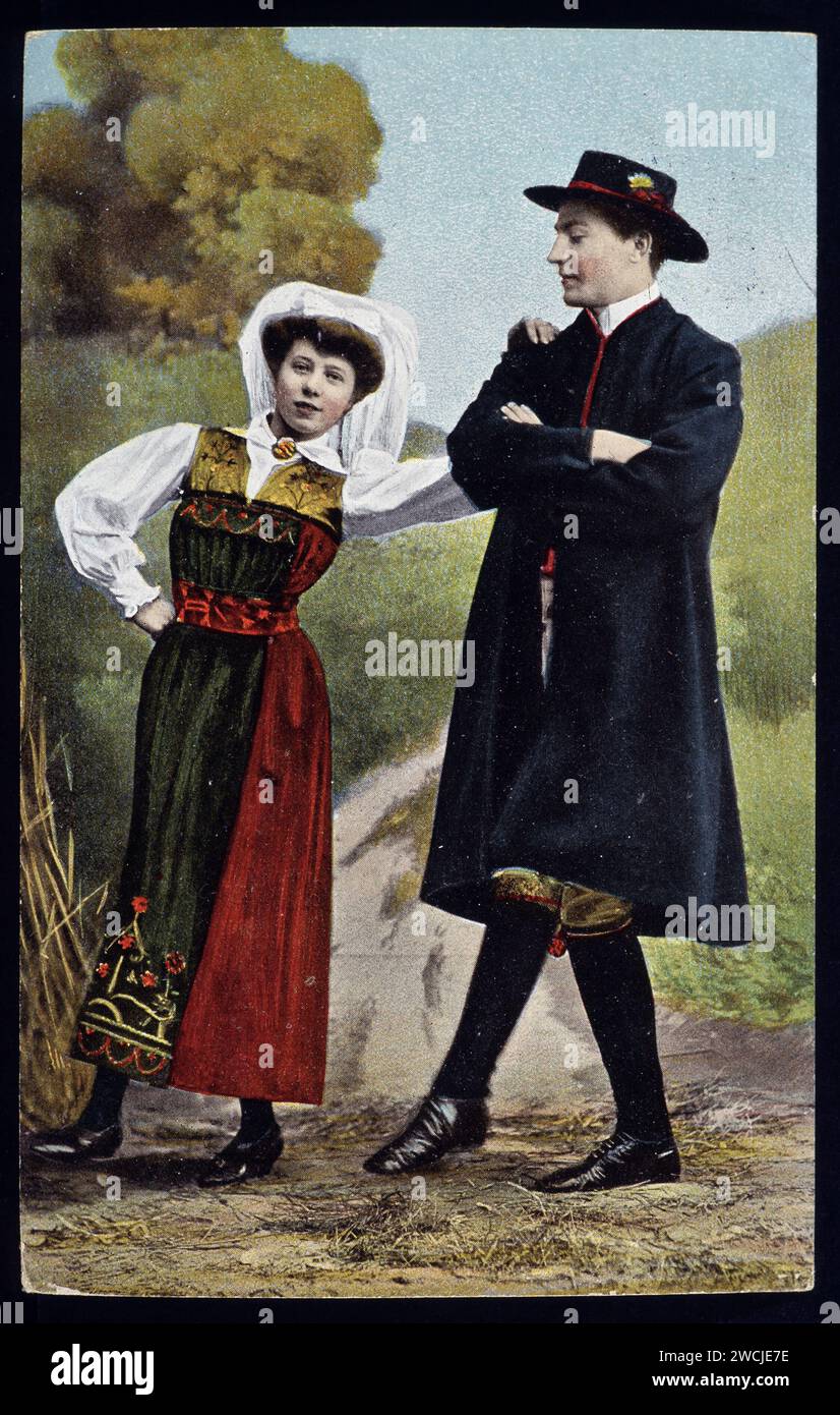 Un couple suédois en costume traditionnel dessinant une danse folklorique en 1907. Banque D'Images