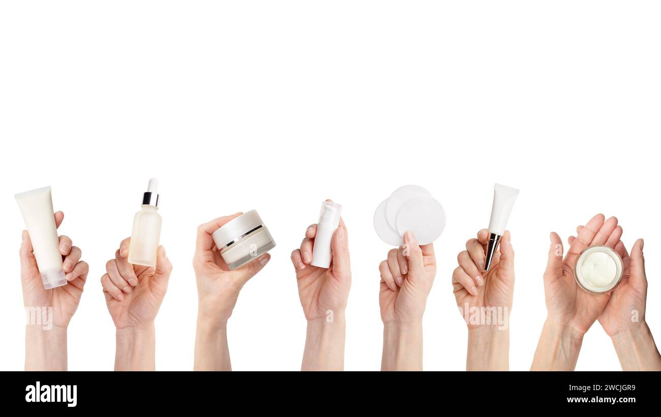 Les mains caucasiennes féminines tiennent des produits de soins de la peau de beauté sur fond blanc avec copie-espace Banque D'Images