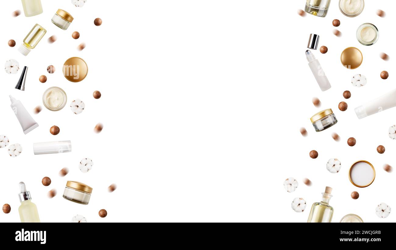 Bouteilles de produits de soins de la peau ou de beauté, noix de macadamia, fleurs de coton isolées sur fond blanc verticalement sans couture vue de pose plate avec espace de copie Banque D'Images