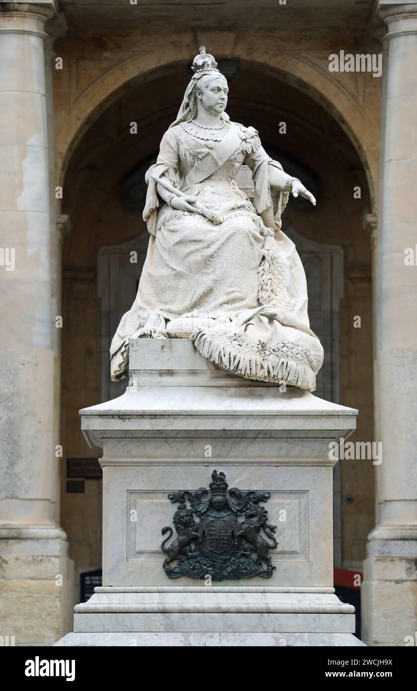 Statue de la reine Victoria portant un châle de dentelle maltaise devant la Bibliothèque nationale de Malte à la Valette Banque D'Images