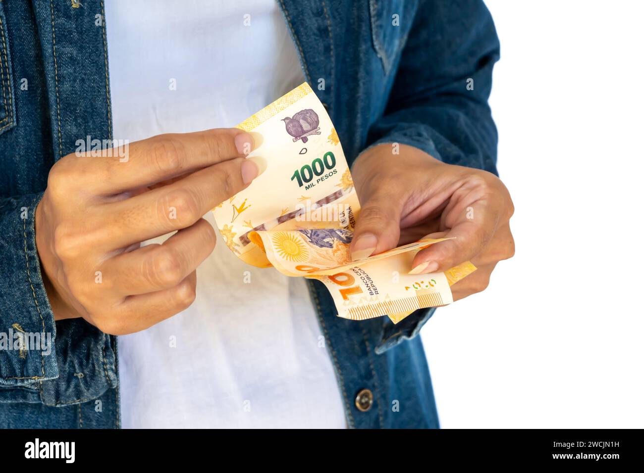 Femme Argentine comptant les billets de peso argentins. Banque D'Images