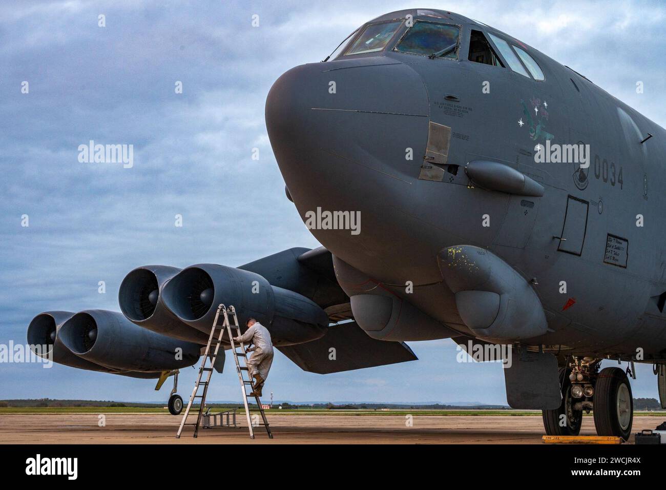 Un chef d'équipage affecté au 23e Escadron expéditionnaire de bombes inspecte le moteur d'un B-52H Stratofortress après avoir atterri à la base aérienne de Morón, en Espagne, le 7 mars 2023. Banque D'Images