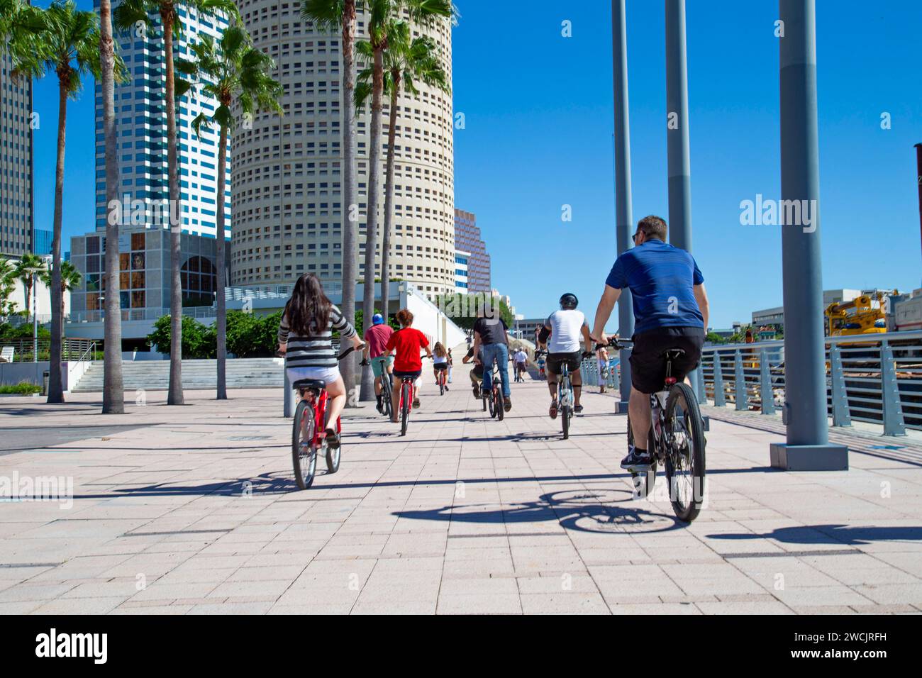 Groupe de personnes appréciant Bike Ride dans Urban Park Banque D'Images