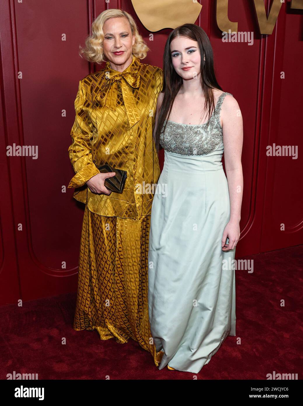 HOLLYWOOD, LOS ANGELES, CALIFORNIE, États-Unis - JANVIER 15 : Patricia Arquette et sa fille Harlow Jane arrivent à la 75e soirée annuelle Primetime Emmy Awards d'Apple TV+ qui s'est tenue à Mother Wolf le 15 janvier 2024 à Hollywood, Los Angeles, Californie, États-Unis. (Photo de Xavier Collin/image Press Agency) Banque D'Images
