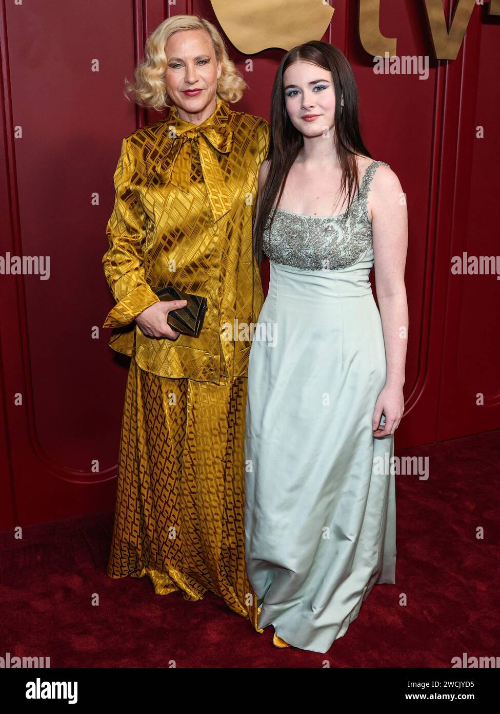 HOLLYWOOD, LOS ANGELES, CALIFORNIE, États-Unis - JANVIER 15 : Patricia Arquette et sa fille Harlow Jane arrivent à la 75e soirée annuelle Primetime Emmy Awards d'Apple TV+ qui s'est tenue à Mother Wolf le 15 janvier 2024 à Hollywood, Los Angeles, Californie, États-Unis. (Photo de Xavier Collin/image Press Agency) Banque D'Images