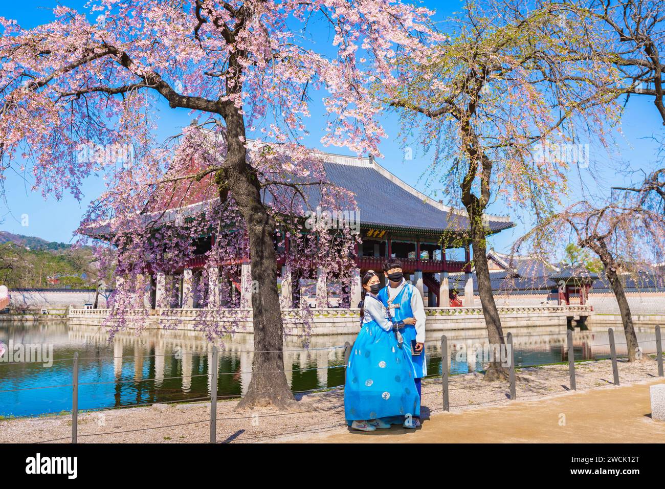 Couple coréen avec la robe traditionnelle coréenne Hanbok dans le palais Gyeongbokgung au printemps, séoul, corée du Sud. Banque D'Images