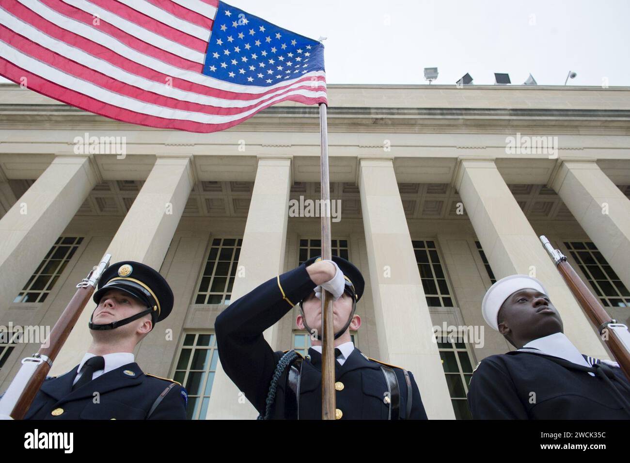 Un membre de la garde d'honneur tient le drapeau américain. Banque D'Images