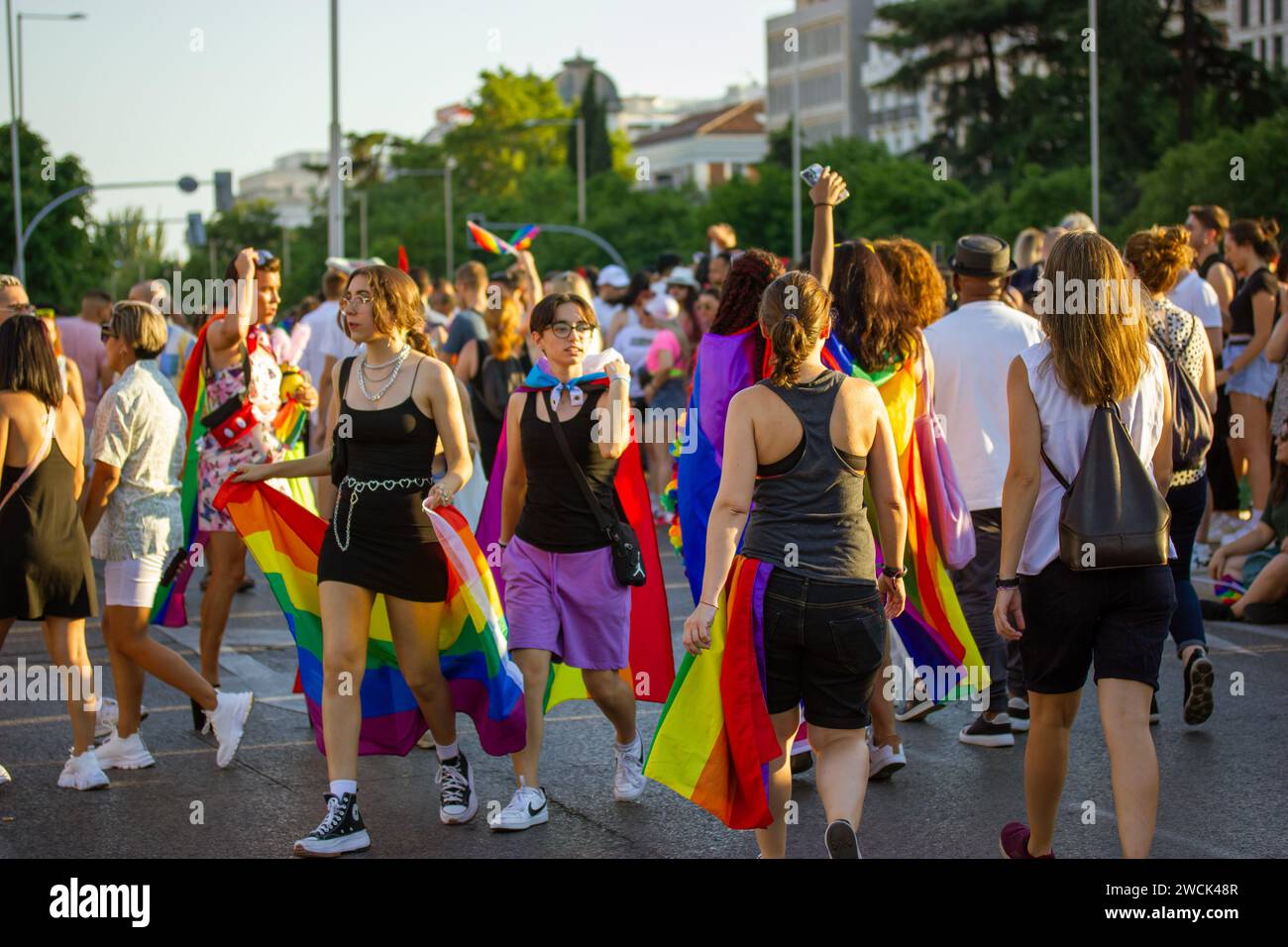 Madrid, Espagne. 3 juillet 2022 Une foule de jeunes gens, des jeunes qui s'amusent à l'extérieur au mois de la fierté sur le défilé gay. Drapeaux arc-en-ciel LGBT. Joie du festival d'été. Banque D'Images