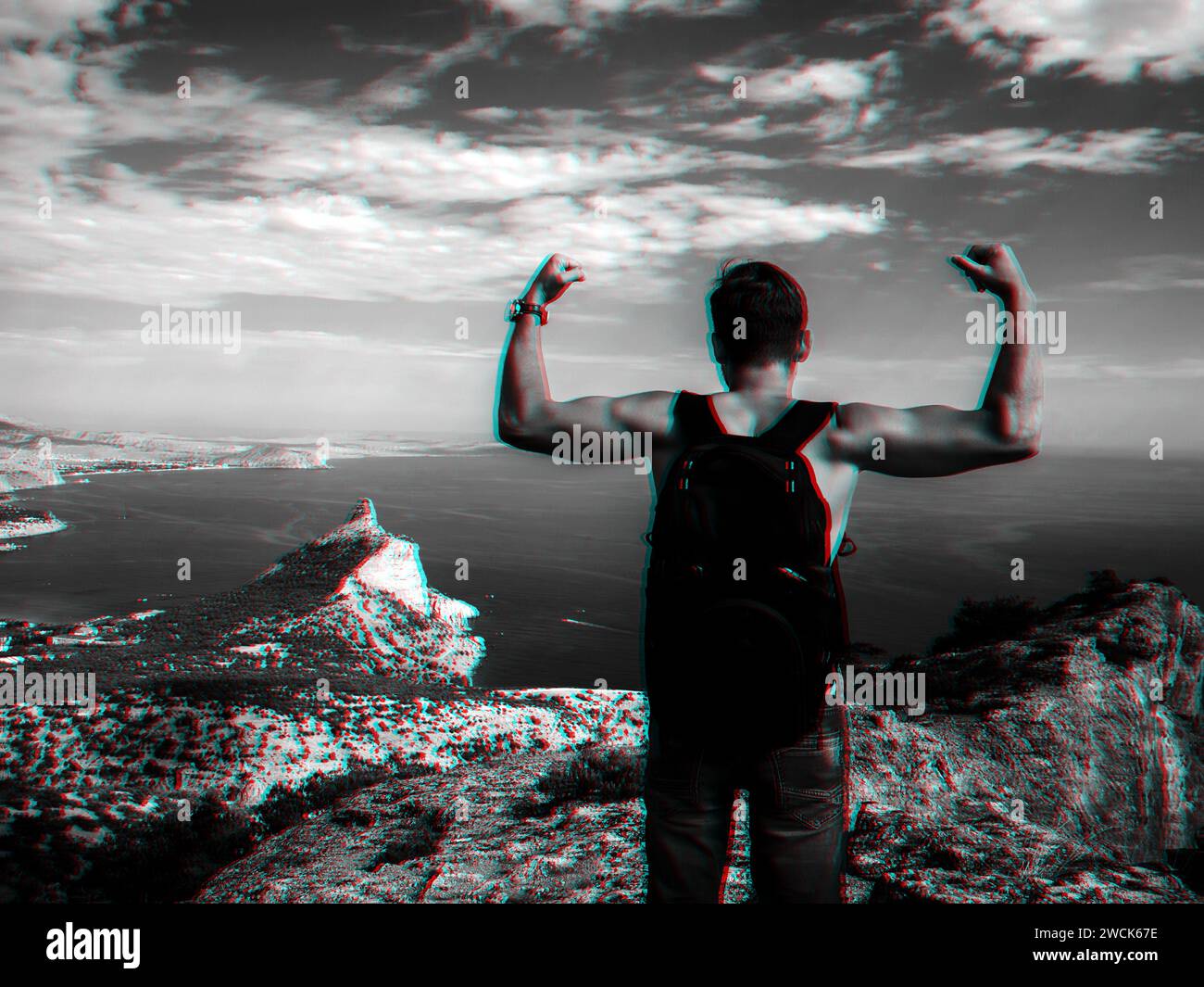 homme voyageur avec sac à dos debout avec son dos au précipice de la montagne au-dessus de la mer se relaxant avec des mains fortes. . Photo noir et blanc wi Banque D'Images