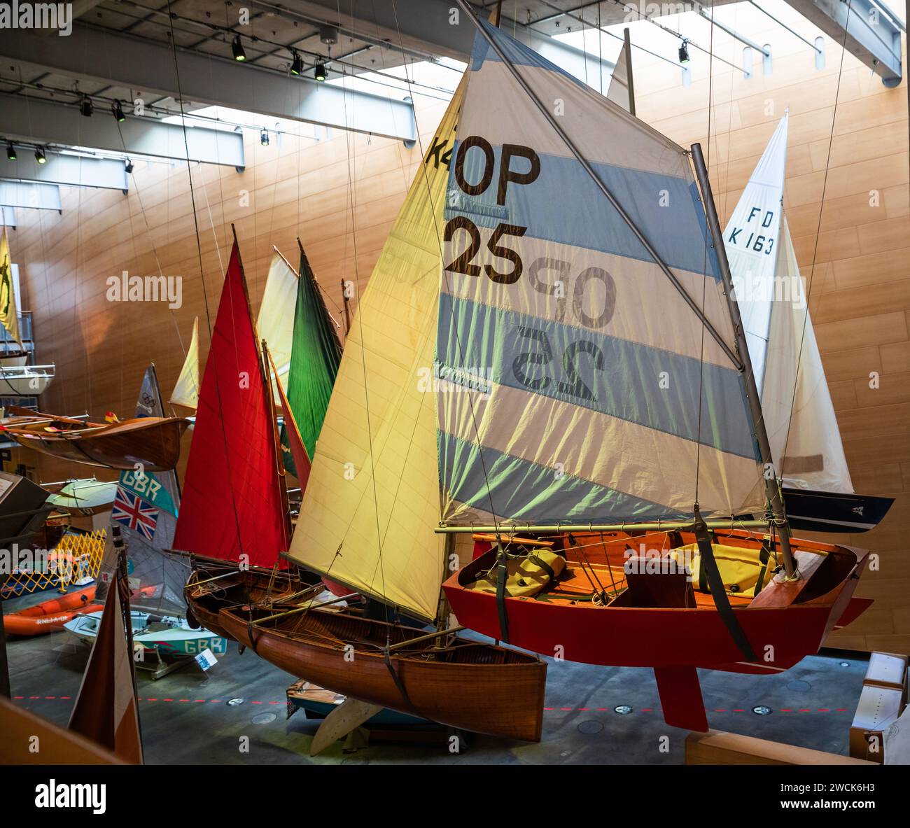Un grand choix de bateaux exposés au Musée National Maritime de Falmouth Banque D'Images