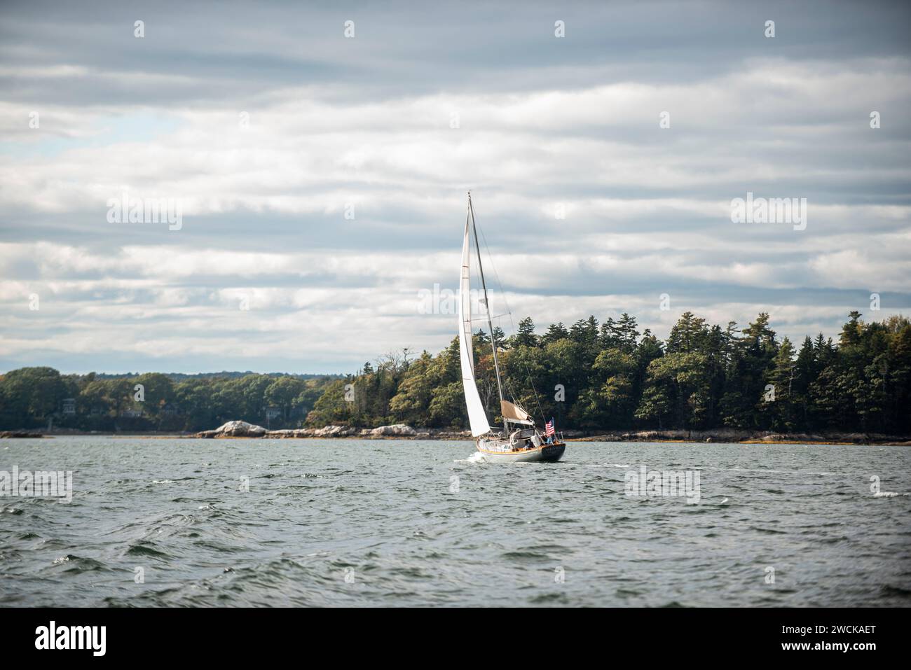 Un petit voilier sur l'eau libre à Casco Bay dans le Maine à l'automne Banque D'Images