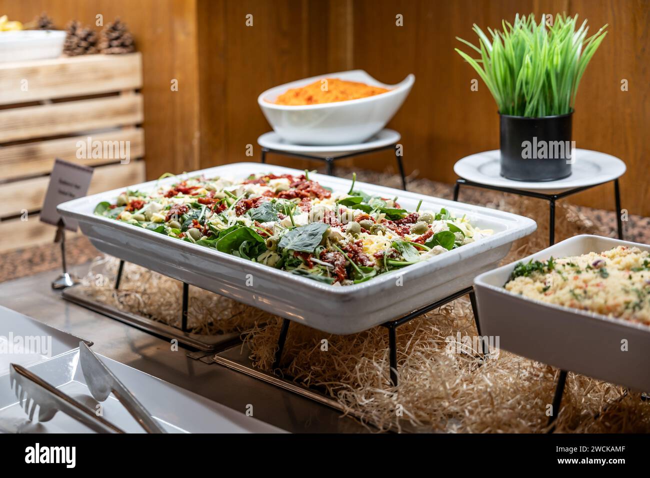 Repas de traiteur préparés pour les invités lors d'un mariage ou d'un dîner d'hôtel. Salades saines et autres légumes. Banque D'Images