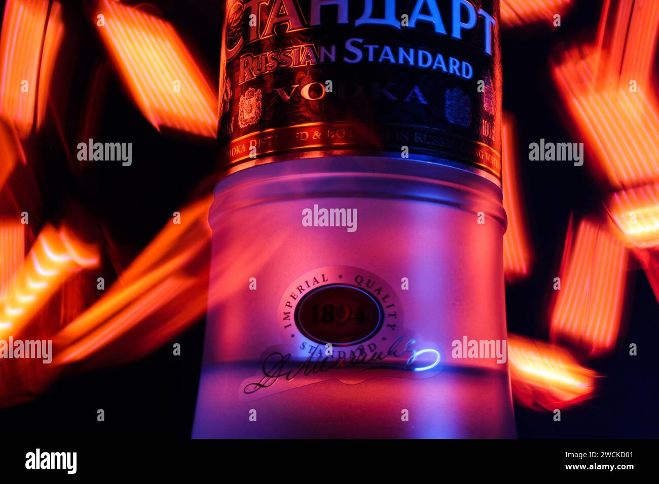 Photo de produit de bouteille de vodka avec fond abstrait - expérience faite pendant le confinement de Covid 2020 Banque D'Images