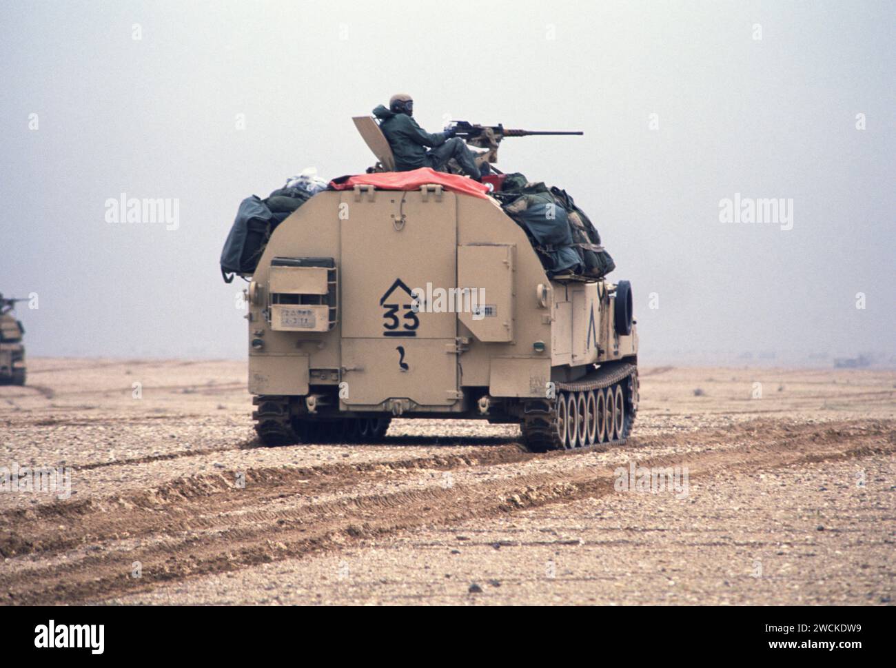 25 février 1991 Un véhicule d'approvisionnement en munitions de l'artillerie de campagne M992 de l'armée américaine avance à travers le désert dans le sud de l'Irak pendant la guerre terrestre. Banque D'Images