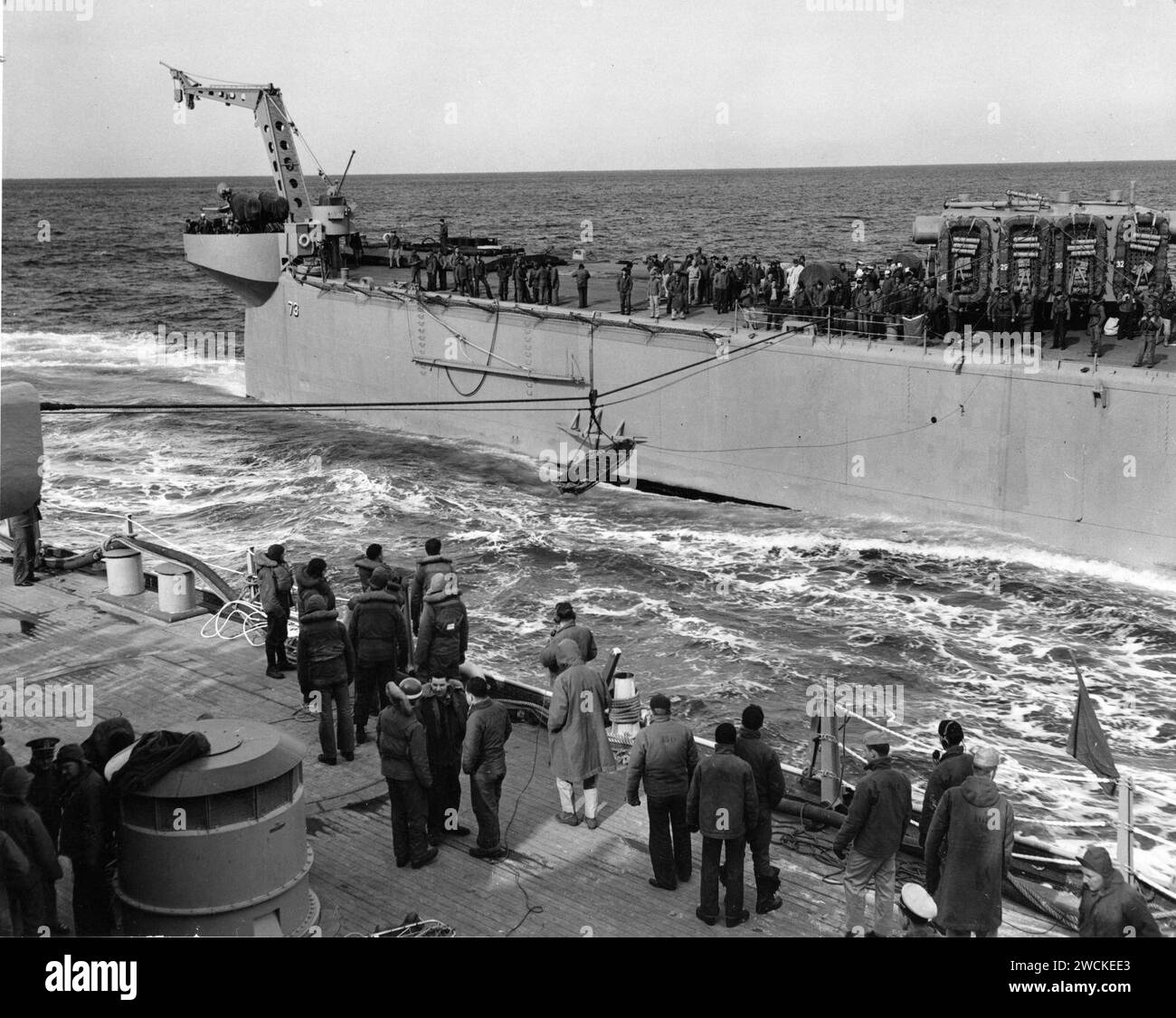 Un soldat blessé de la République de Corée transféré par Highline de l'USS St. Paul au navire amiral de la 7e flotte, USS Wisconsin dans les eaux coréennes le 11 mars 1952 - 09-7951-12. Banque D'Images