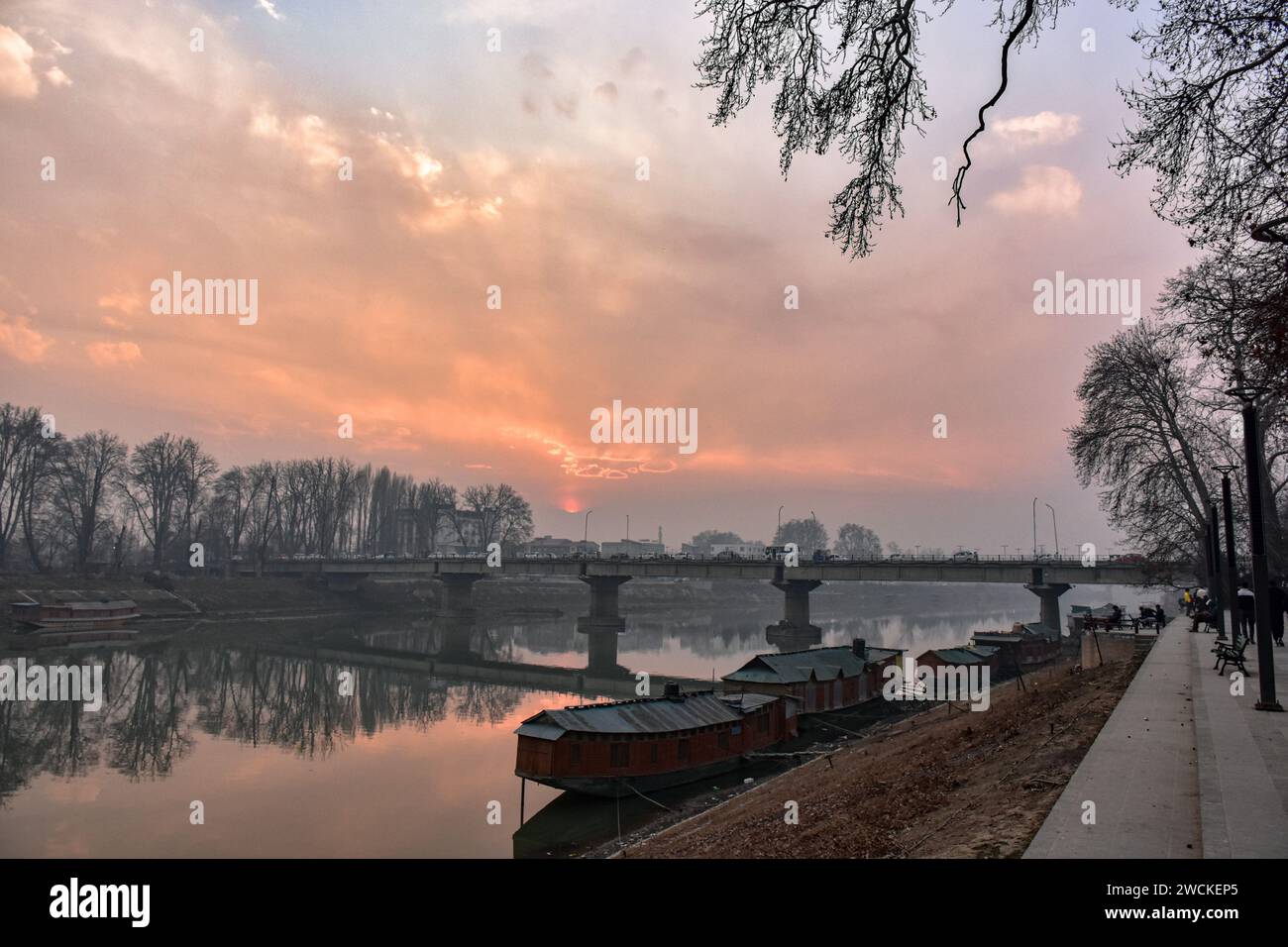 Vue générale de la rivière Jhelum au coucher du soleil par temps sec. Une période de sécheresse prolongée balaye la vallée du Cachemire pendant la phase la plus rude de l'hiver. Les stations touristiques telles que Gulmarg, Pahalgam et Sonamarg auraient généralement accumulé suffisamment de neige à ce jour. Mais cette année, la vallée du Cachemire est sèche et il n'y a pas de neige nulle part à voir. Alors que le secteur du tourisme a été durement touché, les touristes, qui avaient prévu de visiter la vallée en janvier pour profiter de la neige, annulent leurs voyages. Banque D'Images