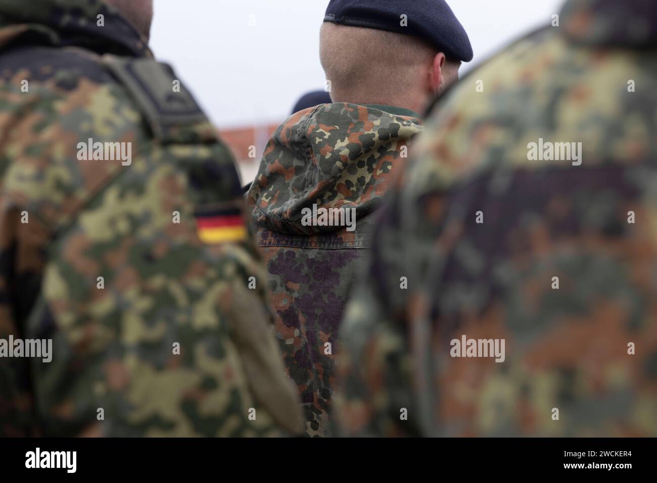 Rückkehr MINUSMA 16012024 - Ein Soldat von hinten Rueckkehr-Appell der MINUSMA-Mission Mission multidimensionnelle intégrée des Nations Unies pour la stabilisation au Mali der Bundeswehr in der Henne Kaserne Erfurt. Erfurt Henne Kaserne Thueringen Deutschland *** Retour MINUSMA 16012024 Un soldat de derrière appel de retour de la Mission MINUSMA Mission multidimensionnelle intégrée des Nations Unies pour la stabilisation au Mali de la Bundeswehr à la Kaserne Henne Erfurt Erfurt Henne Kaserne Thueringen Allemagne 160124 ppb-51 Banque D'Images