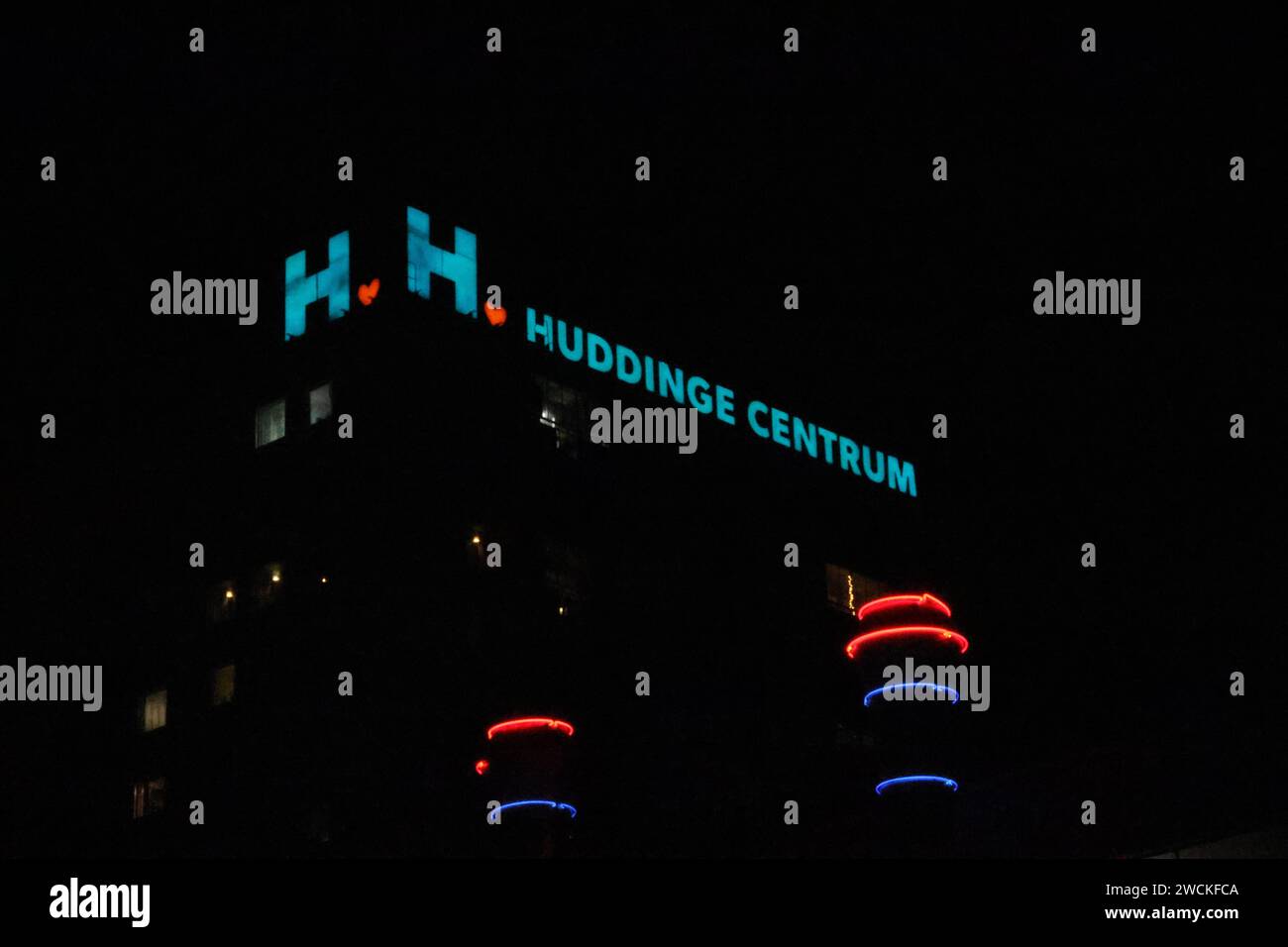 Huddinge Shopping Centre est une banlieue juste au sud de Stockholm, en Suède. Le signe avec le cœur sur le bâtiment de grande hauteur peut être vu de loin. Banque D'Images