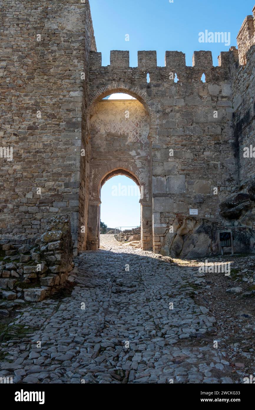 Vue de la porte d'entrée du château de Jimena de la Frontera, un beau village dans la province de Cadix, Andalousie, Espagne. Banque D'Images