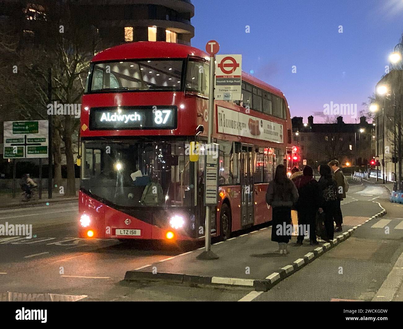 Londres, Royaume-Uni. 10 janvier 2024. Le bus numéro 87 pour Aldwych à Londres, a dû se terminer sur le bord de la route ce soir en raison d'une forte odeur de brûlé et de fumée à l'arrière du bus. Le chauffeur a demandé aux passagers de quitter le bus et d'attendre un autre bus. Crédit : Maureen McLean/Alamy Banque D'Images