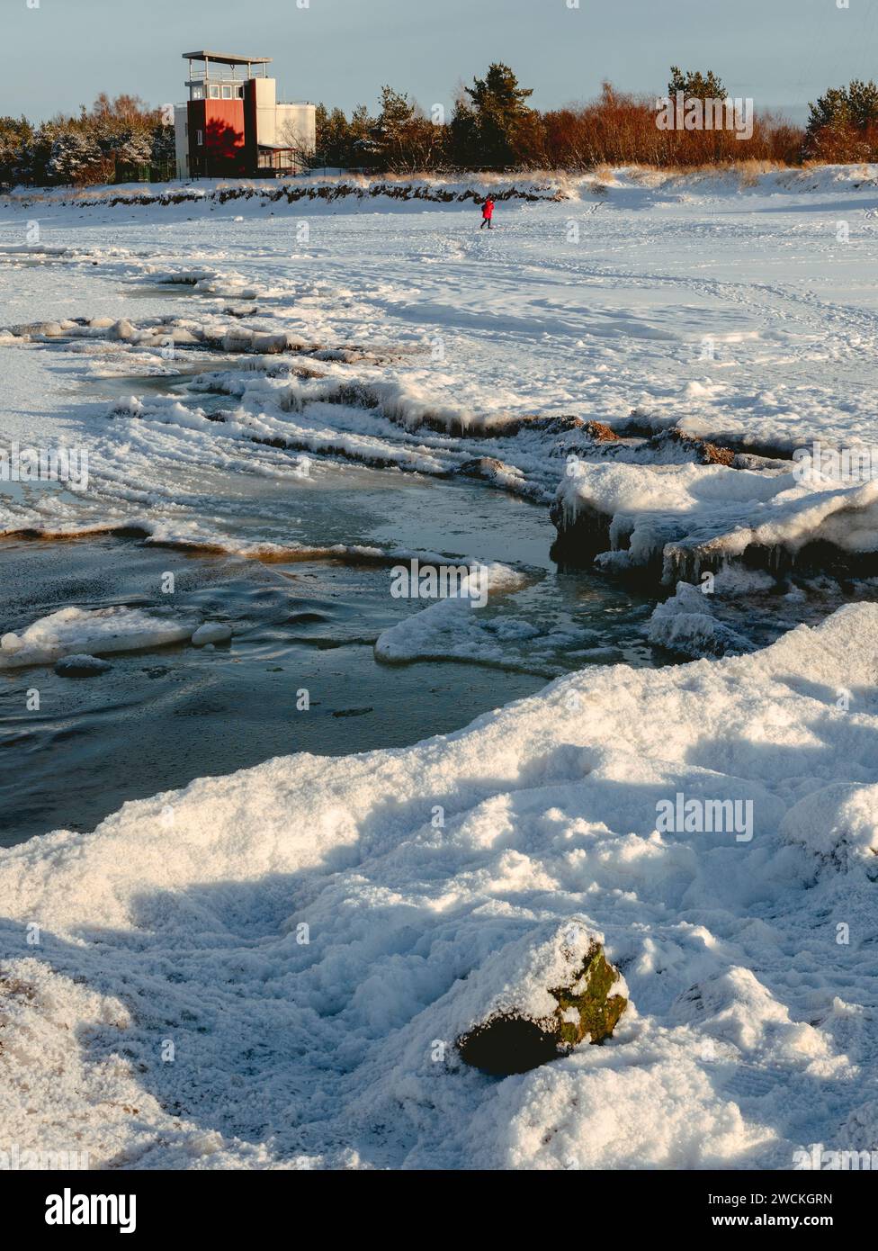 paysage d'hiver glace de mer gelée crack marchant seule silhouette riga mangalsala 09.01.2024 Banque D'Images