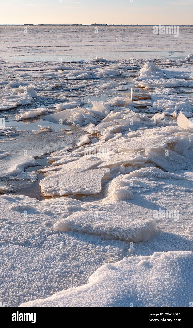 fissure colorée de glace de mer gelée d'hiver cassée Banque D'Images