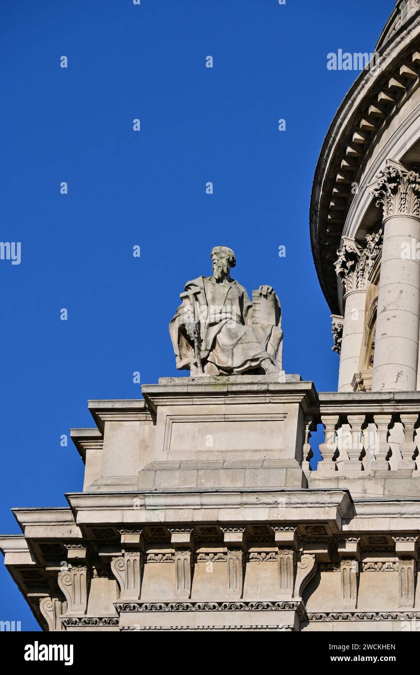 Statue de Saint Simon le Zélote sur le côté sud de la cathédrale Saint-Paul, Londres, Angleterre, Royaume-Uni . Banque D'Images