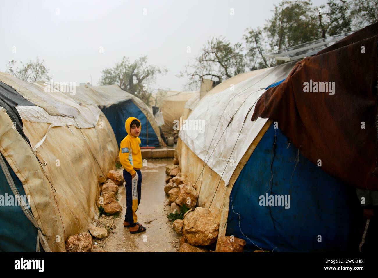 16 janvier 2024 : Harem, Idlib, Syrie.16 janvier 2024. Des enfants dans les conditions hivernales humides et boueuses dans les camps de déplacés informels de la campagne de Harem, dans le gouvernorat d’Idlib, au nord-ouest de la Syrie. Alors que les pluies hivernales s’installent, les habitants des camps mal financés du gouvernorat d’Idlib continuent de lutter contre la pauvreté, le conflit de faible intensité, le froid, la boue et l’eau qui s’infiltre dans leurs tentes (image de crédit : © Juma Mohammad/IMAGESLIVE via ZUMA Press Wire) À USAGE ÉDITORIAL UNIQUEMENT ! Non destiné à UN USAGE commercial ! Banque D'Images