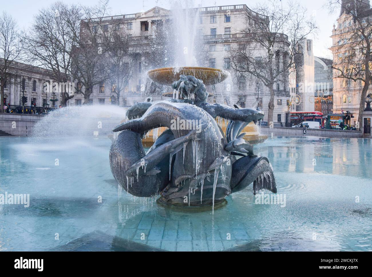 Des glaçons se forment sur les fontaines de Trafalgar Square alors que les températures plongent au Royaume-Uni. Banque D'Images