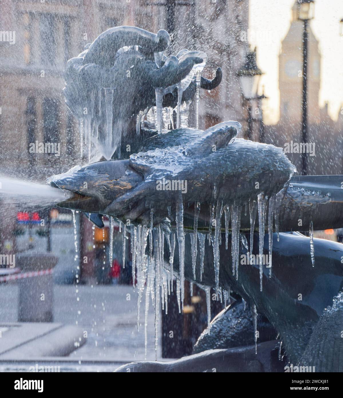 Des glaçons se forment sur les fontaines de Trafalgar Square alors que les températures plongent au Royaume-Uni. Banque D'Images