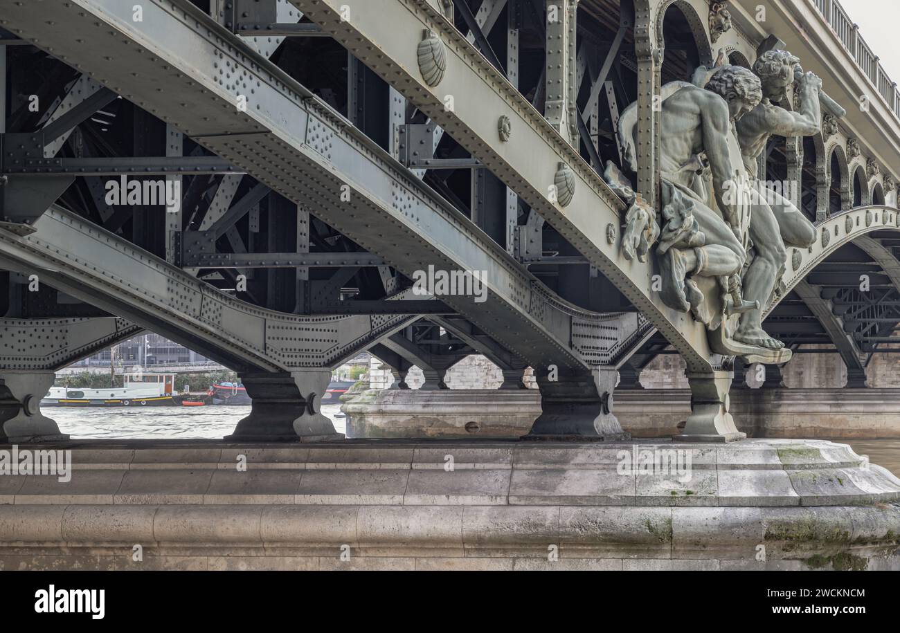 France, Paris - 04 janv. 2024 - détail des sculptures décorant le pont à deux niveaux Bir Akime (pont de Bir-Hakeim en acier) sur la Seine Banque D'Images