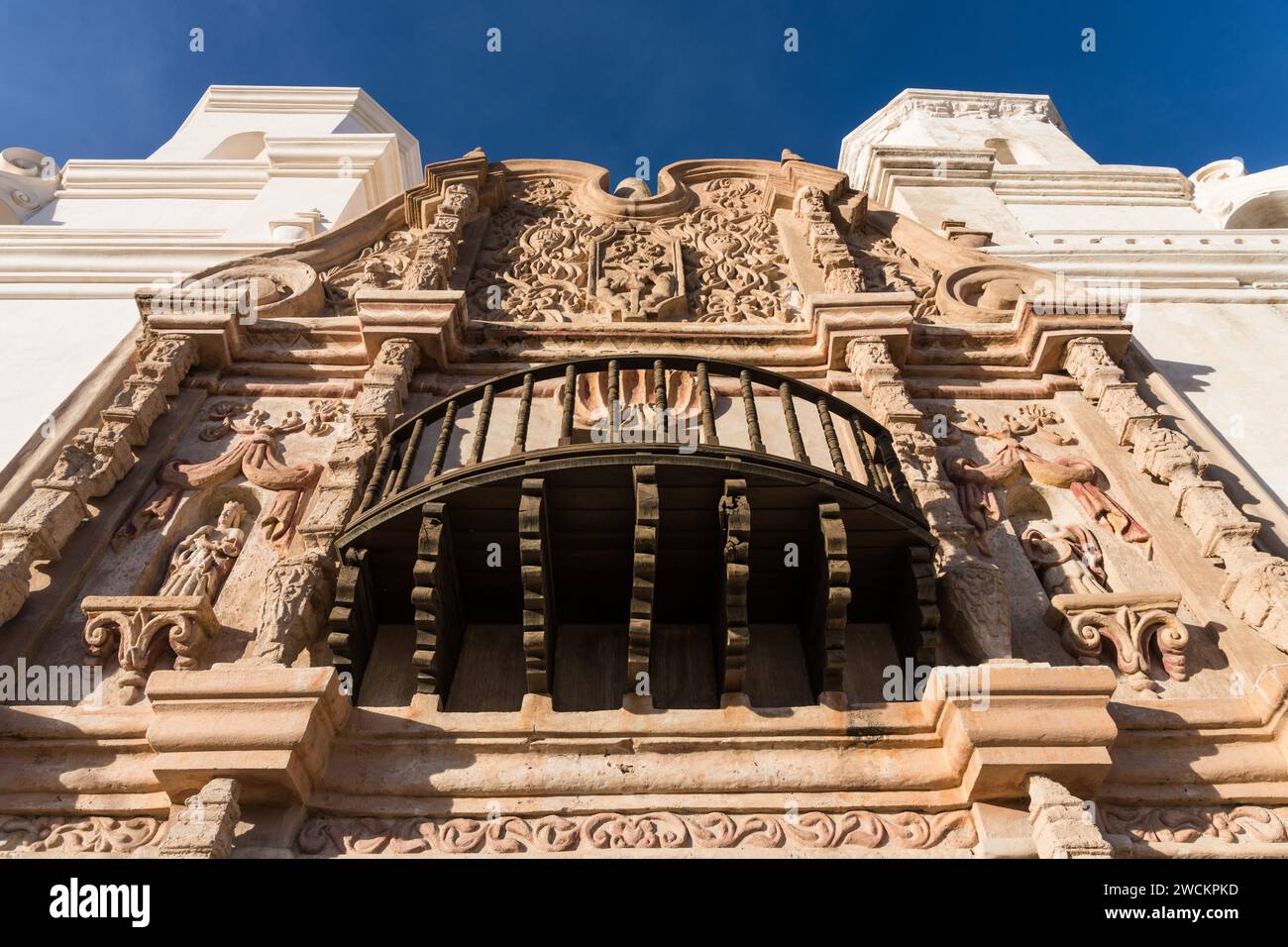 Détail d'un balcon en bois et motifs décoratifs sur la Mission San Xavier del bac, Tucson Arizona. Banque D'Images