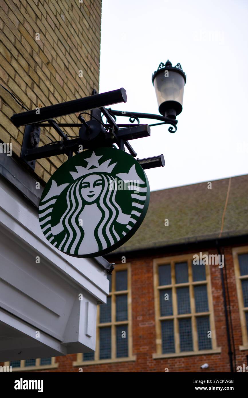 Enseigne suspendue Starbucks café avec lampadaire à l'ancienne Banque D'Images