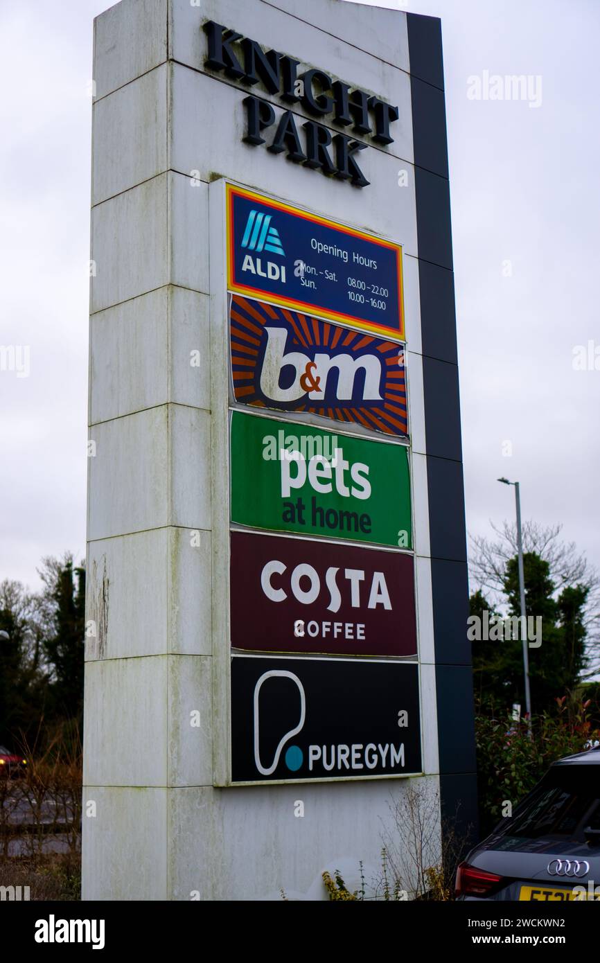 Panneau d'entrée du parc commercial Knight Park à Saffron Walden, Essex, Royaume-Uni avec logos de magasin Banque D'Images