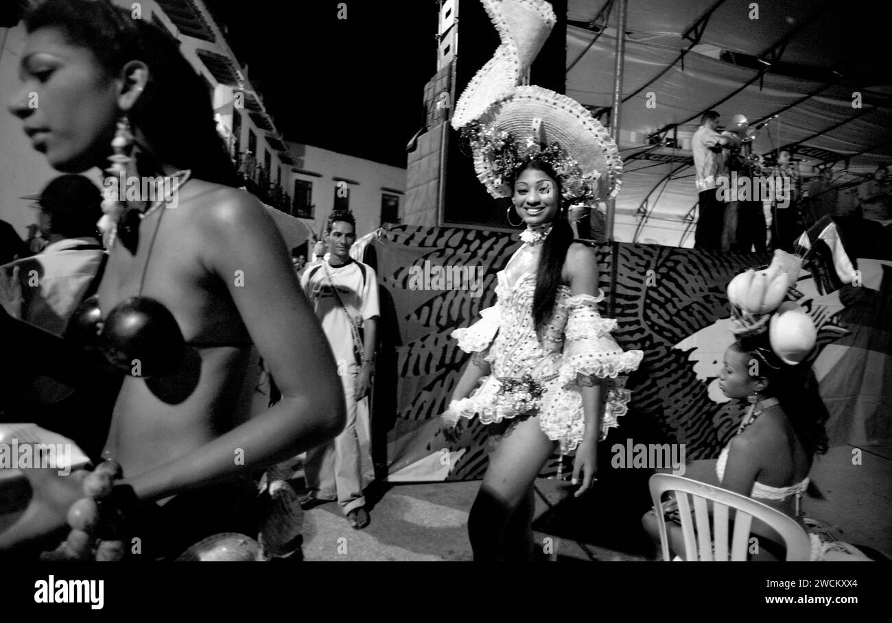 Photographies spectaculaires en noir et blanc du concours de beauté annuel de Miss Colombia à Cartagena, en Colombie, les concurrents afro-colombiens représentent les quartiers pauvres de la ville. Les filles portent des costumes faits maison élaborés et des coiffes en plumes et défilent les ruelles de Cartagena après la tombée de la nuit. Banque D'Images