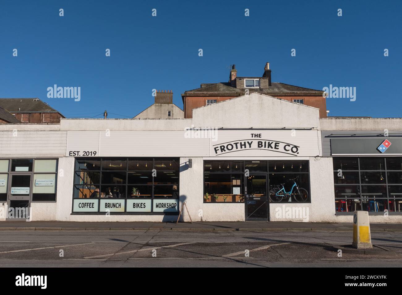 Vue de face du café Frothy Bike et magasin de vélos sur les Whitesands, Dumfries, Écosse. Celui-ci est maintenant fermé et le magasin de vélos sera déplacé. Banque D'Images