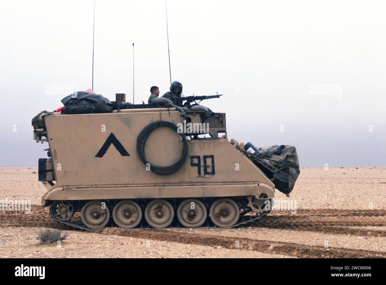 25 février 1991 un transporteur militaire américain M577 ACP (Armored Command Post) avance dans le désert dans le sud de l'Irak pendant la guerre du sol. Banque D'Images