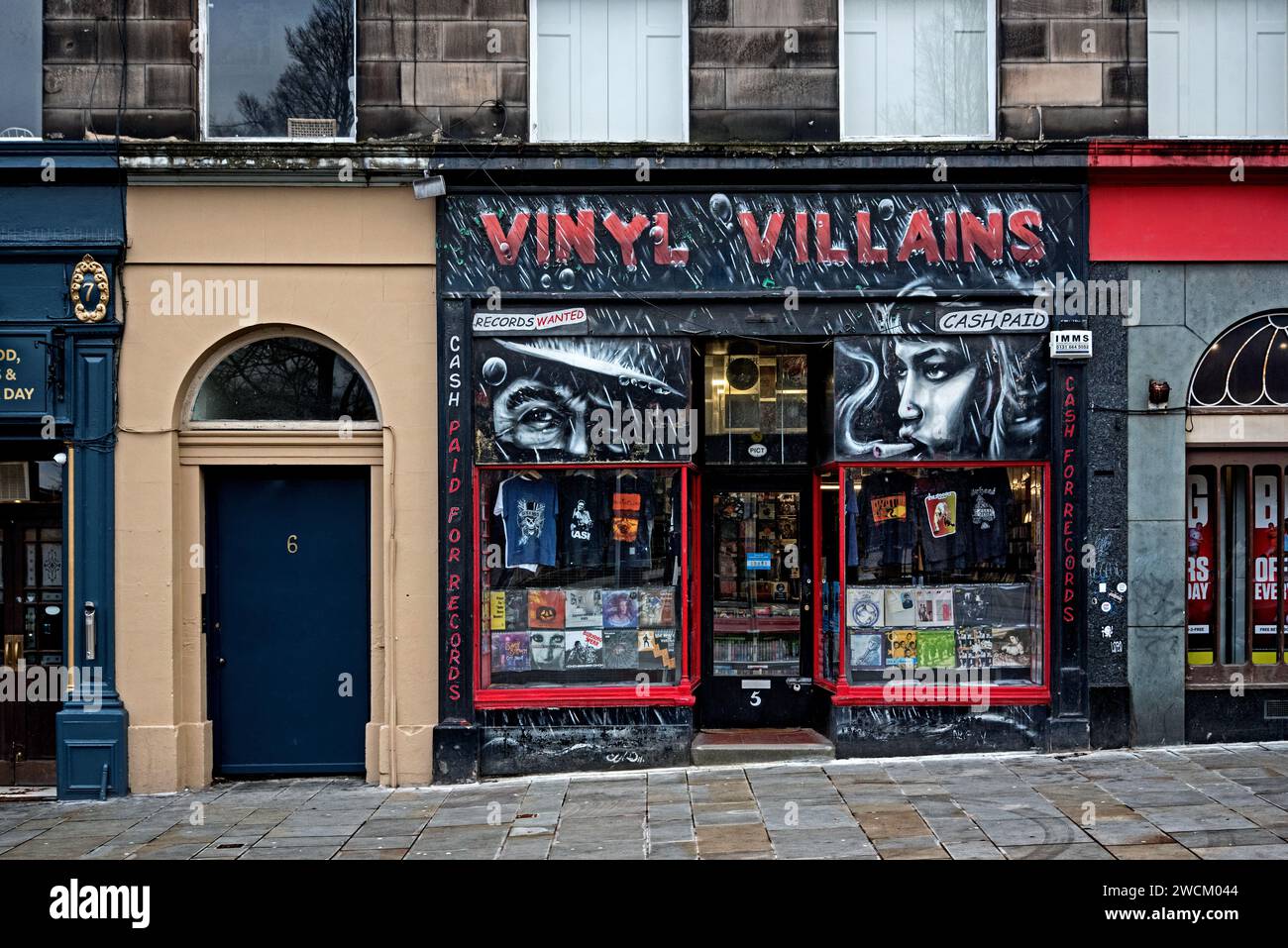Vue extérieure de Vinyl Villains, un magasin de disques d'occasion sur Elm Row, Édimbourg, Écosse, Royaume-Uni. Banque D'Images Vue extérieure de Vinyl Villains, un magasin de disques d'occasion sur Elm Row, Édimbourg, Écosse, Royaume-Uni. Banque D'Images