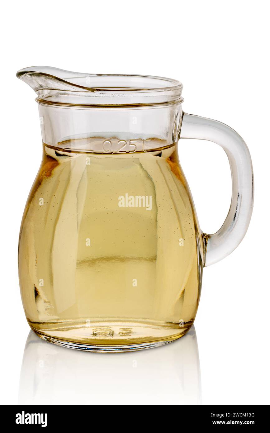 Vin blanc en carafe en verre de 0,25 litres avec signe indiquant la quantité - carafe de vin blanc isolé sur blanc avec chemin de coupe inclus Banque D'Images
