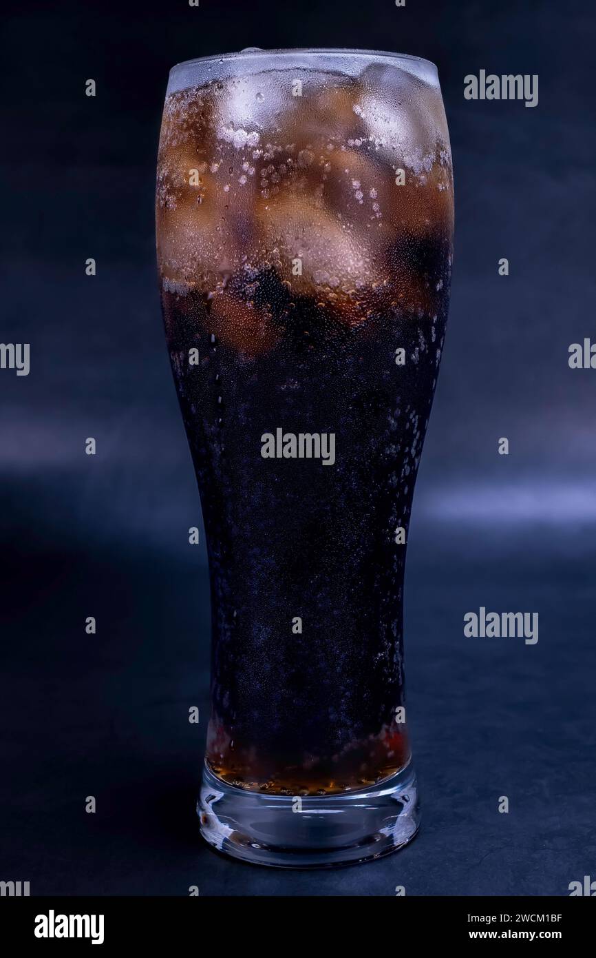 Verre Frais De Boisson De Cola Avec De La Glace Des Bulles Et Des Fizz Doux Froid Frais Avec