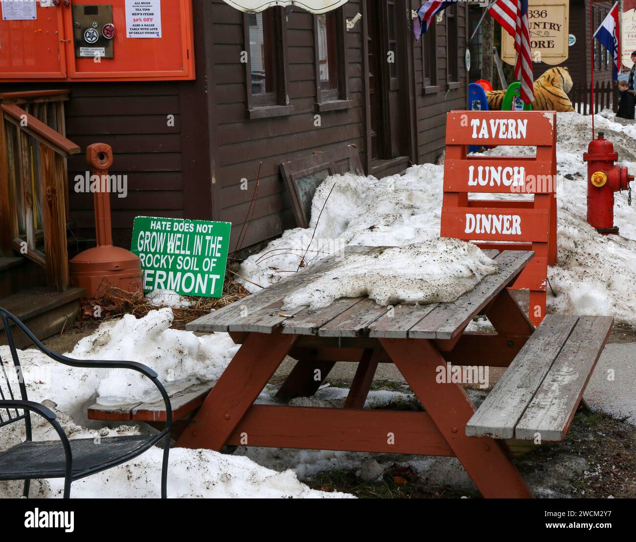 Wilmington, Vermont, USA - 12 décembre 2022 : une superbe table de pique-nique en bois supporte le froid hivernal car elle repose sereinement dans une couverture de blanc pur s Banque D'Images